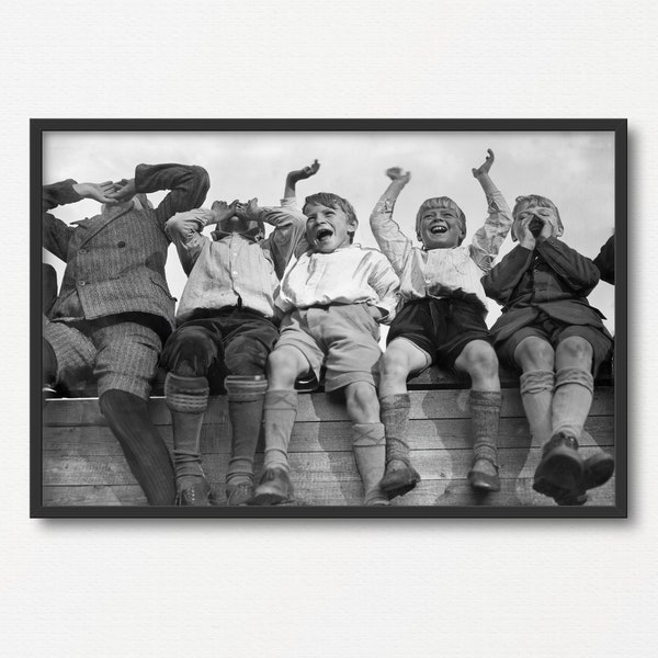 Jungen jubeln bei einer Sportveranstaltung, Vintage schwarz weiß Fotografie Druck, Jungen Zimmer Dekor, Spaß Fußball Dekor, alte Sport Wand Kunst Druck