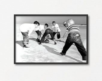 Jungen spielen American Football, Vintage schwarz weiß Fotografie Druck, Jungen Zimmer Dekor, lustiges Dekor, alte Sport Wand Kunst Druck