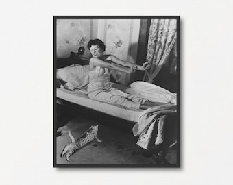 Frau und Katze Gähnen und Recken, Vintage Schwarzweiß Fotografie, Tier Liebhaber Geschenk, Katzenbesitzer Geschenk, Katzen Kunst Dekor, Katzenliebhaber Geschenk