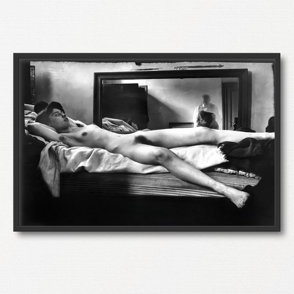 Portrait de femme nue au lit avec photographe dans le miroir, art mural noir et blanc, photo nue, photographie impression femmes