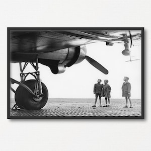 Chicos mirando un viejo avión, foto vintage en blanco y negro, arte de pared de hélice de avión, cartel de fotografía de aviación, decoración de la habitación de los niños