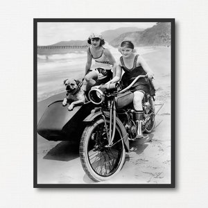 Fotografía vintage de perro, flappers y motocicleta, impresión fotográfica antigua en blanco y negro, regalo para amantes de las motocicletas, arte de pared de motocicletas