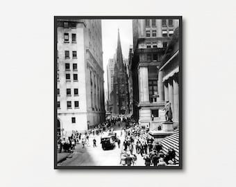 Könnte beinhalten: Ein Schwarzweißfoto einer Straßenszene in New York City. Das Foto zeigt eine belebte Straße mit Fußgängern und fahrenden Autos. Auf der linken Seite des Fotos befindet sich ein hohes Gebäude und im Hintergrund eine Kirche.