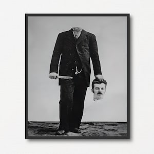 Puede incluir: Una fotografía en blanco y negro de un hombre con traje sosteniendo una cabeza cortada. El hombre lleva una chaqueta de traje, un chaleco y pantalones. La cabeza está siendo sostenida por la mano derecha del hombre. La cara del hombre no es visible, pero la cara de la cabeza sí. La cabeza tiene bigote y barba.
