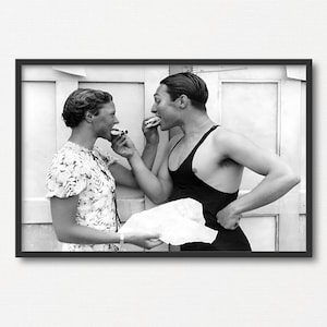 Hombre y mujer compartiendo y comiendo un sándwich, foto antigua en blanco y negro, regalo para amantes del arte, regalo de San Valentín, arte romántico antiguo