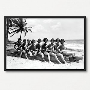 Fotografía vintage de Flappers en la playa, impresión fotográfica antigua en blanco y negro, regalo para amantes de la playa, arte náutico de la pared del paisaje marino, póster retro de verano