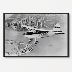 Pequeño avión volando sobre la ciudad de Nueva York, foto vintage en blanco y negro, arte de la pared de aviones, cartel de fotografía de aviación, regalo para amantes de los aviones