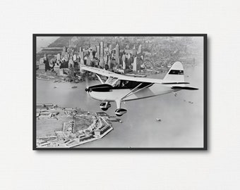 Avión pequeño sobrevolando la ciudad de Nueva York, foto vintage en blanco y negro, arte mural de aviones, póster de fotografía de aviación, regalo para amantes de los aviones