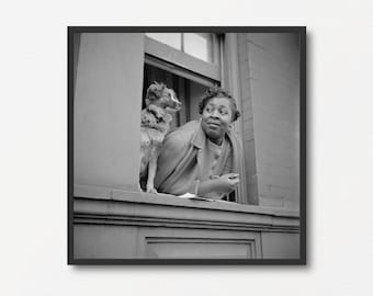 Mulher afro-americana com seu cachorro no Harlem, impressão fotográfica vintage em preto e branco, presente para amantes de animais, presente para amantes de cães, foto histórica
