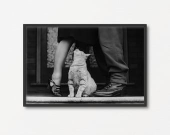 Katze und Paar verabschieden, altes Vintage Schwarzweiss-Foto, Katzenliebhaber Geschenk, Valentinstag Geschenk, Antike Freundschaft Kunst, Historische Fotografie