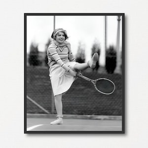 Kobieta grająca w zabawnego tenisa, zabawna fotografia, czarno-biały wydruk fotograficzny w stylu vintage, prezent z nadrukiem tenisowym, sztuka ścienna o tematyce sportowej, plakat tenisowy do druku