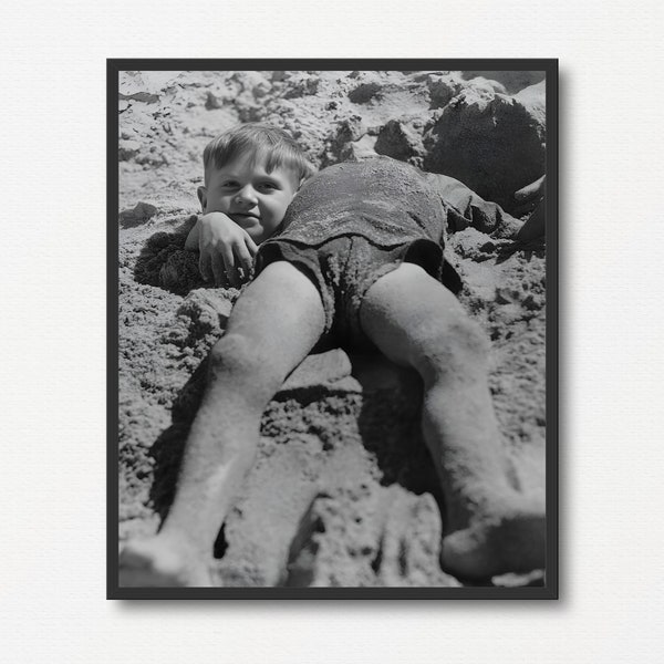 Jungen am Strand, Vintage schwarz weiß Foto Druck, Strand Wohndekor Print, Urlaub Geschenk, Sommer Kunst Fotografie