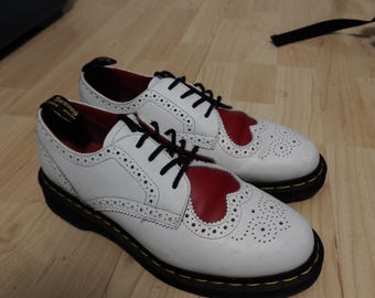 OCCASIONE RARA! Dr. Martens Joyce Heart Brogues Bianco/Rosso – Taglia 40 – Come nuove / Deadstock