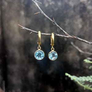 Orecchini placcati in oro con topazio azzurro: gioielli minimalisti fatti a mano
