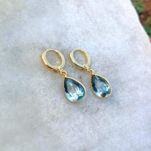Orecchini a cerchio placcati in oro con topazio azzurro cielo a forma di pera: gioielli fatti a mano