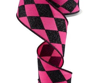 Puede incluir: Cinta decorativa con un llamativo diseño de arlequín. La cinta tiene un fondo rosa brillante con grandes formas de diamantes negros brillantes. Ideal para manualidades, envolver regalos y decoraciones festivas.