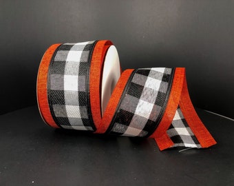 Peut inclure: Ruban à carreaux noir et blanc avec une bordure orange unie. Le ruban est enroulé et prêt à être utilisé pour l'artisanat ou la décoration.