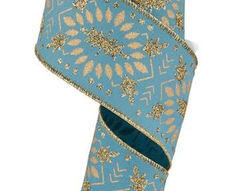 Op de afbeelding: Een 2,5 inch breed tealblauw lint met een gouden glitter- en geborduurd bladpatroon.