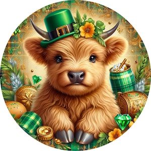 K&ouml;nnte beinhalten: Ein Highland-Kalb tr&auml;gt einen gr&uuml;nen Kleeblatt-Hut und eine Blumenkrone. Das Kalb ist umgeben von gr&uuml;nen Kleeblatt-Dekorationen und goldenen Akzenten.