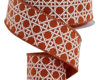 Peut inclure: Un rouleau de ruban câblé de 2,5 pouces de large avec un motif géométrique blanc et orange. Le ruban a une texture tissée et est parfait pour l'artisanat et la décoration.