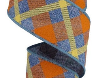 Peut inclure: Un ruban à fil de 2,5 pouces de large avec un motif écossais dans des tons de bleu, orange et jaune. Le ruban est parfait pour l'artisanat et la décoration.