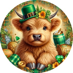K&ouml;nnte beinhalten: Ein Highland-Kalb tr&auml;gt einen gr&uuml;nen Kleeblatt-Hut und eine Blumenkrone. Das Kalb ist umgeben von gr&uuml;nen Kleeblatt-Dekorationen und goldenen Akzenten.