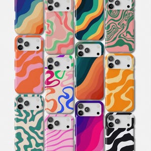 Può includere: Una collezione di custodie per telefoni colorate con vari design astratti. Le custodie presentano motivi vivaci in tonalità arancioni, rosa, verdi, blu e gialle. Ogni custodia ha un design unico, con linee ondulate e forme organiche.
