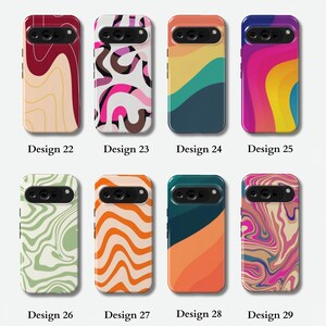 Peut inclure: Huit coques de t&eacute;l&eacute;phone avec des motifs abstraits vari&eacute;s. Les coques pr&eacute;sentent des motifs aux couleurs vari&eacute;es, notamment des tourbillons et des vagues. Chaque coque est &eacute;tiquet&eacute;e avec un num&eacute;ro de mod&egrave;le, comme "Design 22" et "Design 23."