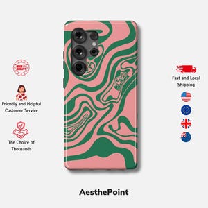 Può includere: Una custodia per telefono rosa e verde con un design astratto a spirale. La custodia ha un ritaglio per la fotocamera e il testo "AesthePoint" in basso. La custodia è mostrata su uno sfondo bianco.