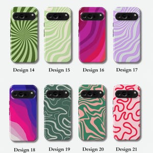 Peut inclure: Huit coques de t&eacute;l&eacute;phone avec des motifs abstraits color&eacute;s. Les coques pr&eacute;sentent des motifs tourbillonnants dans des tons de vert, violet, rose et bleu. Chaque coque a un design unique, avec le texte "Design" suivi d'un num&eacute;ro.