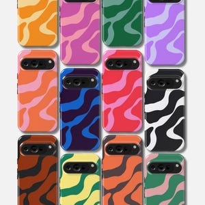 Puede incluir: Una colecci&oacute;n de fundas para tel&eacute;fonos inteligentes con coloridos patrones de ondas abstractas. Las fundas presentan una variedad de colores, incluyendo naranja, rosa, azul, verde, rojo y negro. Las fundas est&aacute;n dise&ntilde;adas para un modelo de tel&eacute;fono inteligente espec&iacute;fico.