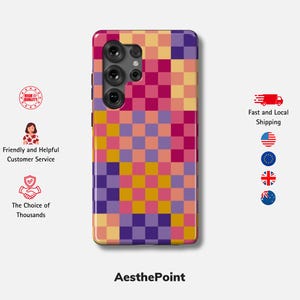 Puede incluir: Una funda rectangular para smartphone con un vibrante patrón de tablero de ajedrez multicolor en tonos magenta, morado, amarillo y rosa claro. La funda tiene un recorte para un sistema de cámara de múltiples lentes en la parte superior izquierda y el texto AesthePoint.