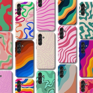 Könnte beinhalten: Eine Sammlung farbenfroher Handyhüllen mit abstrakten Designs. Die Hüllen weisen verschiedene Muster auf, darunter wellenförmige Linien, Wirbel und geometrische Formen in den Farbtönen Rosa, Blau, Grün, Orange und Beige. Die Hüllen sind für ein bestimmtes Telefonmodell konzipiert.