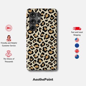 Op de afbeelding: Een telefoonhoesje met een luipaardprint. De hoes heeft een beige achtergrond met bruine en zwarte vlekken. De telefoonhoes heeft een camera-uitsparing en de tekst "AesthePoint" onderaan.