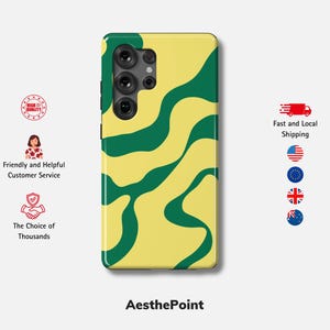 Op de afbeelding: Een gele telefoonhoes met een groen golvend patroon. De telefoonhoes heeft een camera-opstelling linksboven. De tekst "AesthePoint" staat onderaan. De afbeelding bevat ook pictogrammen voor klantenservice en verzending.