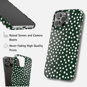 K&ouml;nnte beinhalten: Dunkelgr&uuml;ne Handyh&uuml;lle mit wei&szlig;em Polka-Dot-Muster. Die H&uuml;lle hat erh&ouml;hte R&auml;nder f&uuml;r Bildschirm und Kamera. Das Bild zeigt auch den Text "Raised Screen and Camera Bezels" und "Never Fading High Quality Prints."