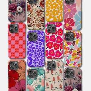 Puede incluir: Una colección de fundas para teléfonos con diseños florales y geométricos. Las fundas presentan varios diseños, incluyendo flores rosas y rojas, un patrón floral púrpura y un patrón de cuadros rosas. Las fundas están en una variedad de colores, incluyendo rosa, rojo, amarillo y azul.