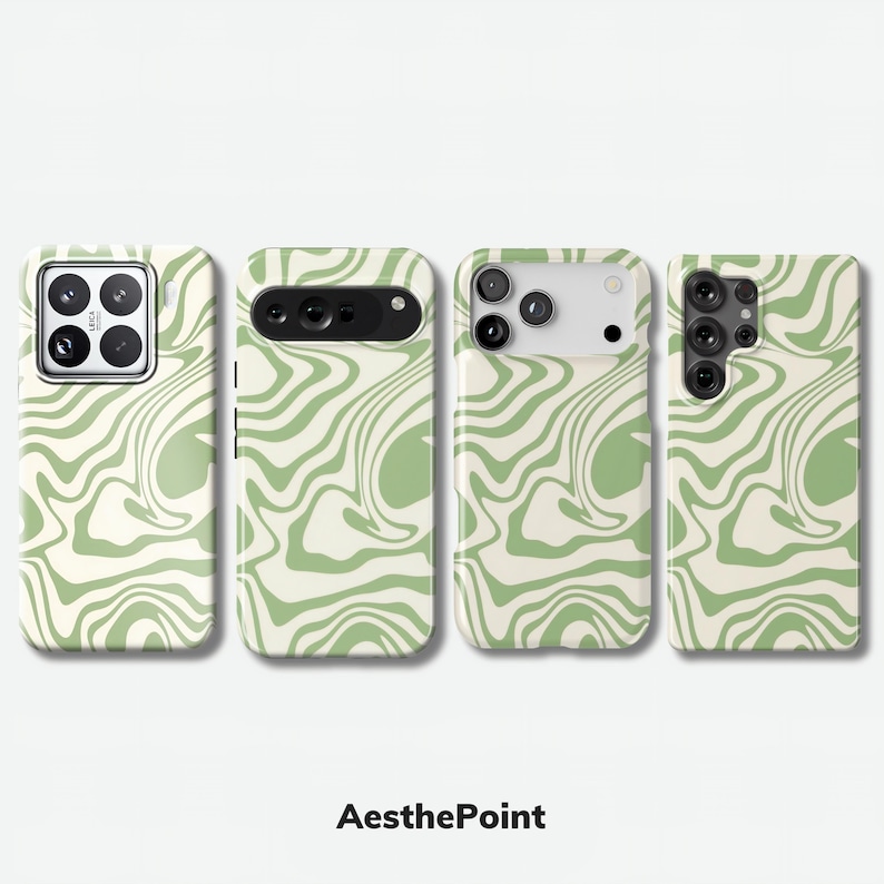 Peut inclure: Quatre coques de t&eacute;l&eacute;phone avec un motif ondul&eacute; vert et cr&egrave;me. Les coques ont diff&eacute;rents designs de cam&eacute;ra, et la marque "AesthePoint" est en bas.
