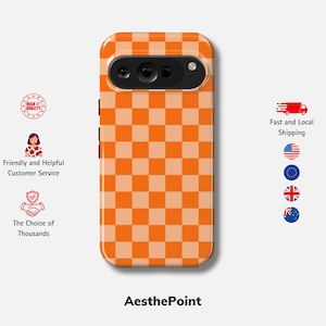 Könnte beinhalten: Eine Handyhülle mit einem auffälligen orangefarbenen und hellorangen karierten Muster. Die Hülle hat einen Kameraausschnitt und Seitentasten. Der Text "AesthePoint" befindet sich unten. Symbole für Kundenservice und Versand sind ebenfalls vorhanden.