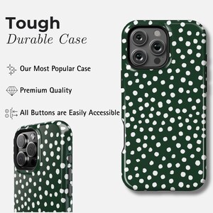 K&ouml;nnte beinhalten: Eine gr&uuml;ne Handyh&uuml;lle mit wei&szlig;em Polka-Dot-Muster. Die H&uuml;lle wird aus verschiedenen Blickwinkeln gezeigt, mit dem Text "Tough Durable Case" oben. Die H&uuml;lle wird als "Our Most Popular Case", "Premium Quality" und "All Buttons are Easily Accessible" beschrieben.