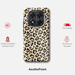 Könnte beinhalten: Eine Smartphone-Hülle mit einem sich wiederholenden Leopardenmuster in Beige-, Hellbraun- und Schwarztönen. Die Hülle hat oben in der Mitte eine große, kreisförmige Aussparung für die Kamera, die ein schwarzes Kameramodul mit mehreren Linsen zeigt.