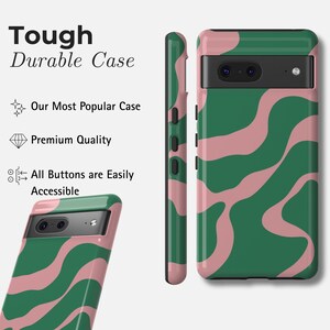 Puede incluir: Una funda de tel&eacute;fono con un patr&oacute;n ondulado verde y rosa. La funda se muestra desde m&uacute;ltiples &aacute;ngulos, incluida una vista lateral. El texto a la izquierda dice "Tough Durable Case", "Our Most Popular Case", "Premium Quality" y "All Buttons are Easily Accessible".