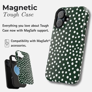 K&ouml;nnte beinhalten: Eine gr&uuml;ne Handyh&uuml;lle mit wei&szlig;en Punkten. Das Bild zeigt den Text "Magnetic Tough Case" und "Kompatibilit&auml;t mit MagSafe-Zubeh&ouml;r".