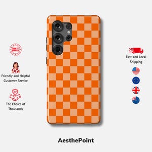 Peut inclure: Coque de téléphone avec un motif à carreaux orange et orange clair répété. L'étui du téléphone a un ensemble de caméras sur le côté supérieur gauche. Le texte "AesthePoint" est en bas.