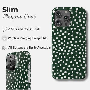 K&ouml;nnte beinhalten: Dunkelgr&uuml;ne Handyh&uuml;lle mit wei&szlig;em Polka-Dot-Muster. Die H&uuml;lle hat ein schlankes Design und bietet einfachen Zugriff auf alle Tasten. Der Text auf dem Bild lautet "Slim Elegant Case" und "Wireless Charging Compatible."
