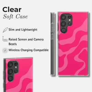 Puede incluir: Funda de tel&eacute;fono suave transparente con un patr&oacute;n de ondas rosas. La funda es delgada y ligera, con biseles elevados para la pantalla y la c&aacute;mara. Es compatible con la carga inal&aacute;mbrica. El texto "Clear Soft Case" est&aacute; en la parte superior.