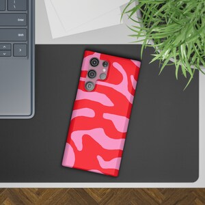 Rött Rosa Vågigt Samsungskal | Abstrakt Snyggt Fodral för Galaxy S25, S24 Ultra, S23 FE, S22 Plus, S21, A56, A35, A24, A14 bild 9