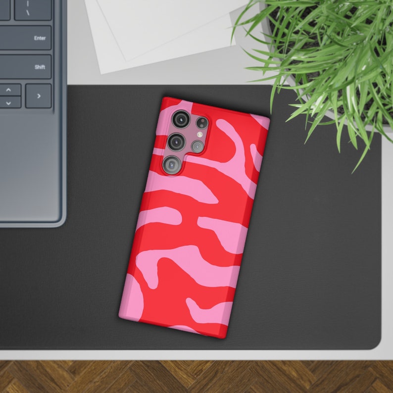 Rött Rosa Vågigt Samsungskal | Abstrakt Snyggt Fodral för Galaxy S25, S24 Ultra, S23 FE, S22 Plus, S21, A56, A35, A24, A14 bild 9