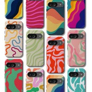 Könnte beinhalten: Eine Sammlung farbenfroher Handyhüllen mit abstrakten Designs. Die Hüllen weisen verschiedene Muster auf, darunter wellenförmige Linien und organische Formen in Blau-, Rosa-, Grün-, Orange- und Gelbtönen. Die Hüllen sind für ein bestimmtes Telefonmodell konzipiert.