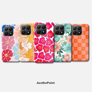Könnte beinhalten: Fünf Handyhüllen mit floralen Mustern. Die Designs umfassen große rosa und rote Blumen, weiße und gelbe Blumen sowie ein orangefarbenes Karomuster. Der Text "AesthePoint" ist unten sichtbar.